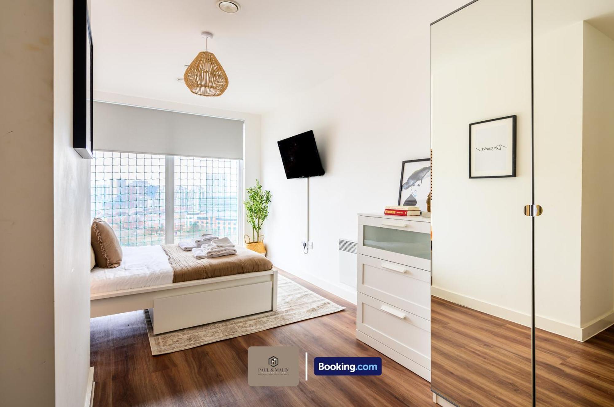 2 Bedroom By Paul & Malin Short Lets & Serviced Stretford With Free Wifi & Gym Access * Manchester